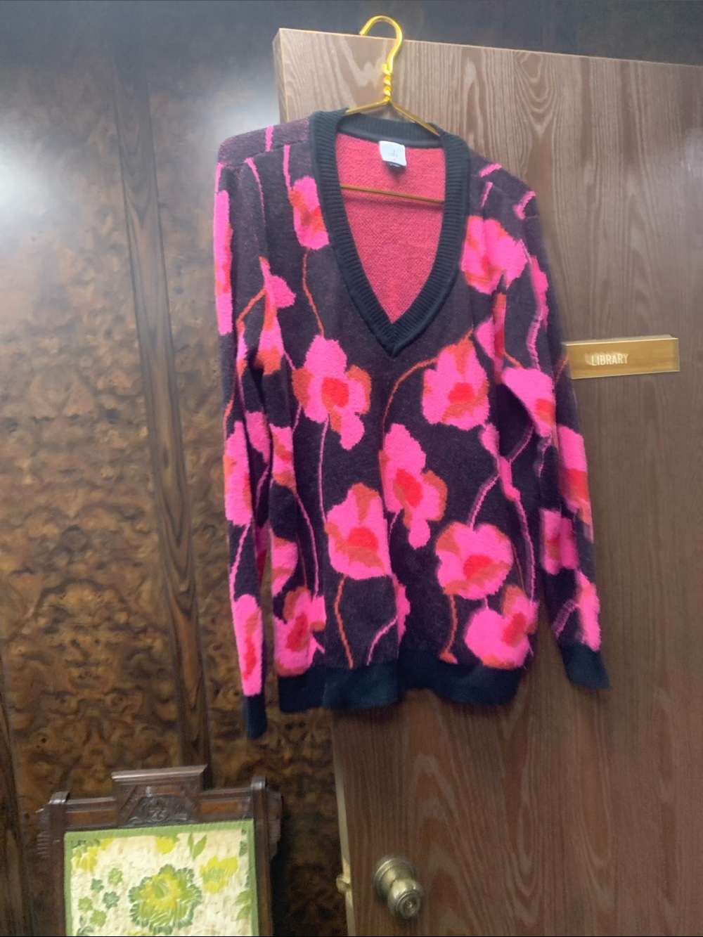 Sweater. V neck